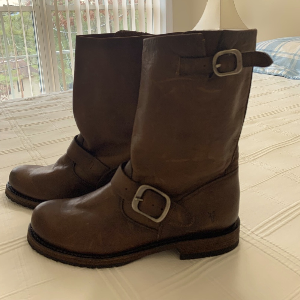 Frye boots brand new, brown color. Size 9